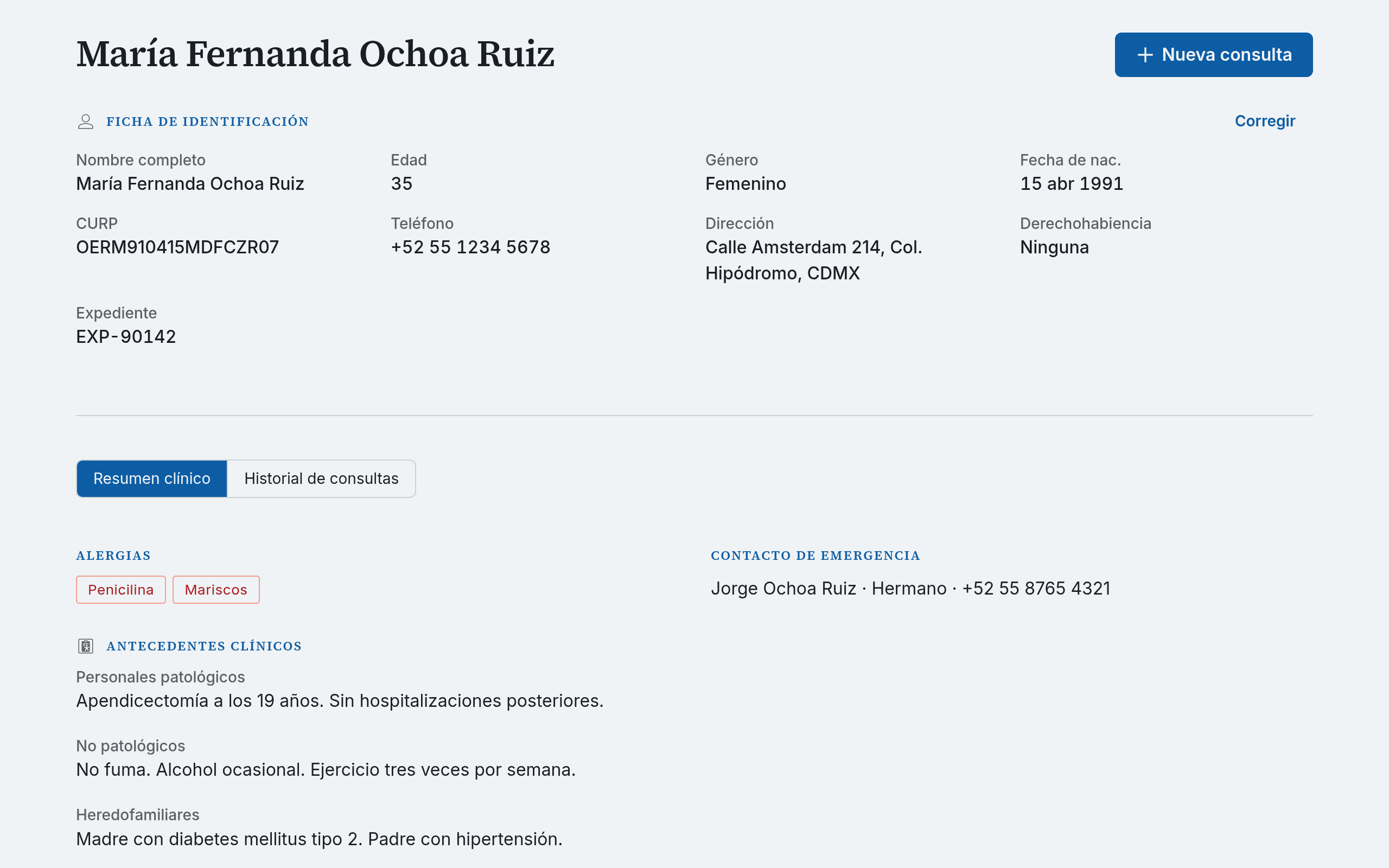 Expediente de un paciente en PharmaDoc: ficha de identificación, alergias, signos vitales e historial de consultas.